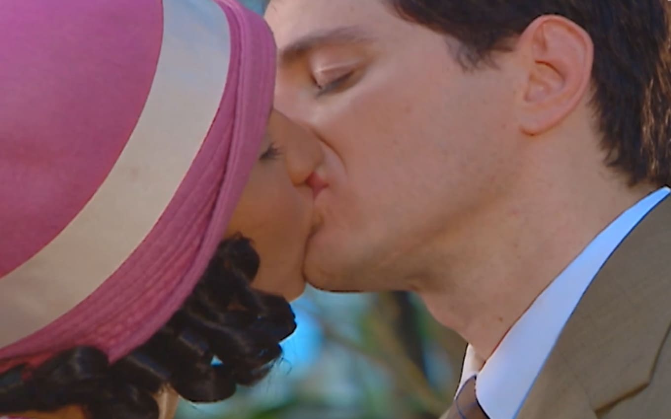Lili (Maria Maya) beija o doutor Paulo (Guilherme Piva) após pedido de casamento
