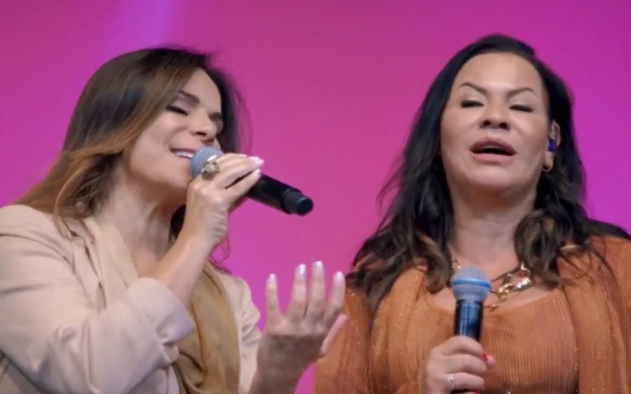 Vídeo: Mãe de Marília Mendonça canta com família de Cristiano