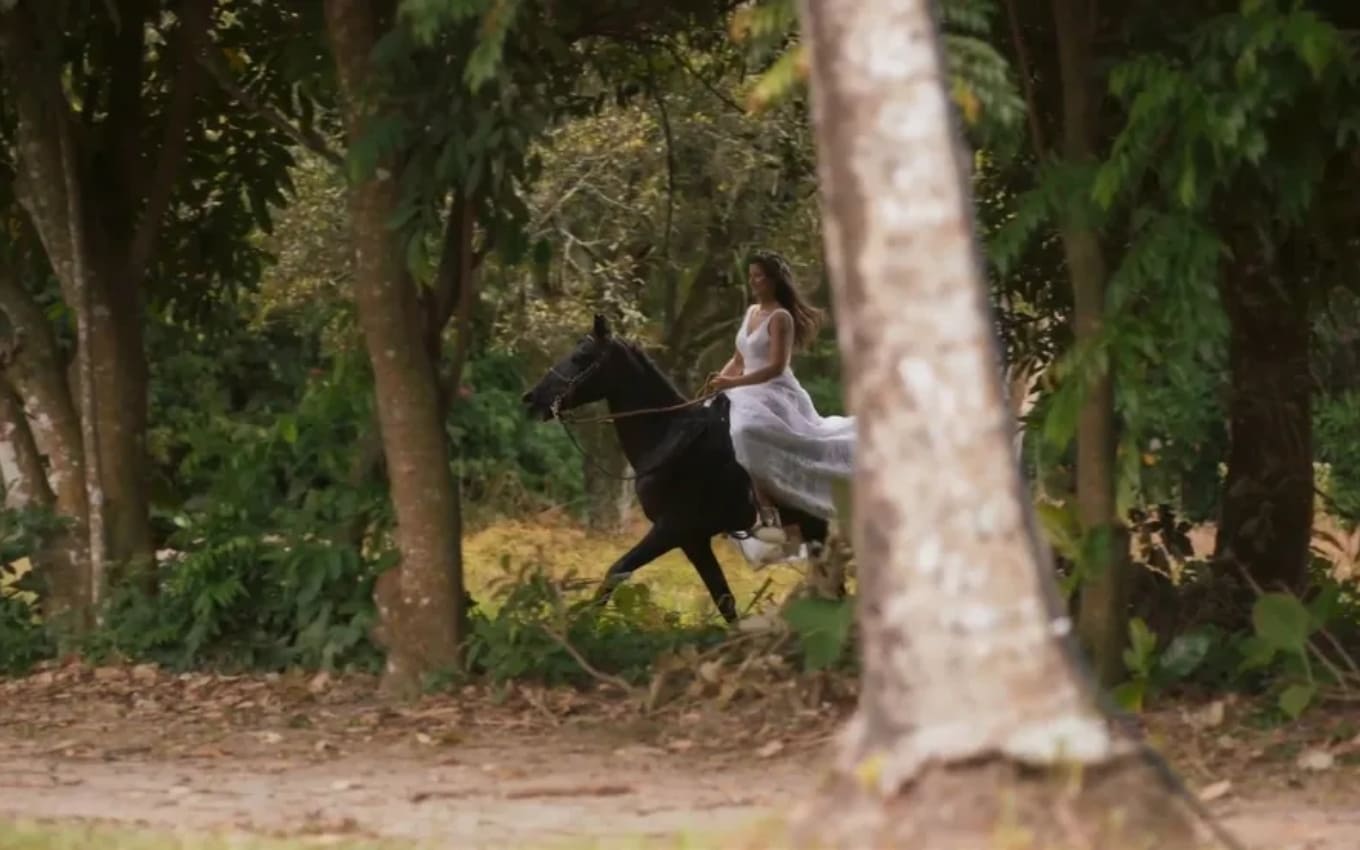 Candoca (Isadora Cruz) vai ao casamento no lombo de sua égua, Brisa