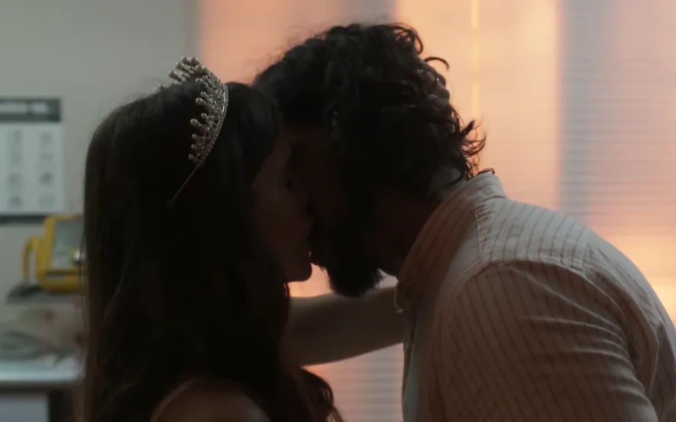 Labibe (Theresa Fonseca) beija Maruan (Pedro Lamin) após coroação em Mar do Sertão
