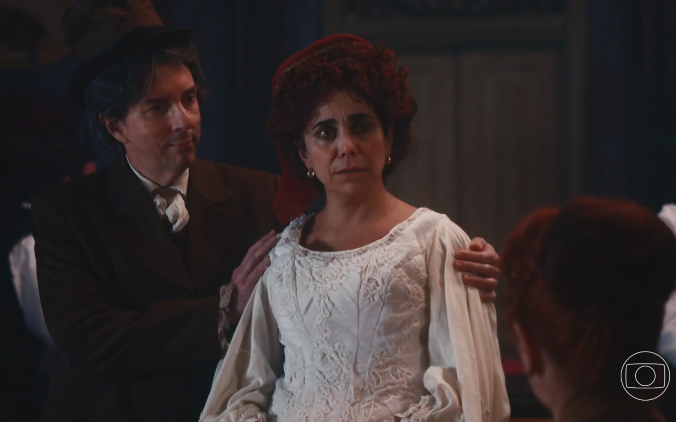 Paula Cohen, caracterizada como Lota, recebe abraço de Augusto Madeira, o Quinzinho, em cena de Nos Tempos do Imperador