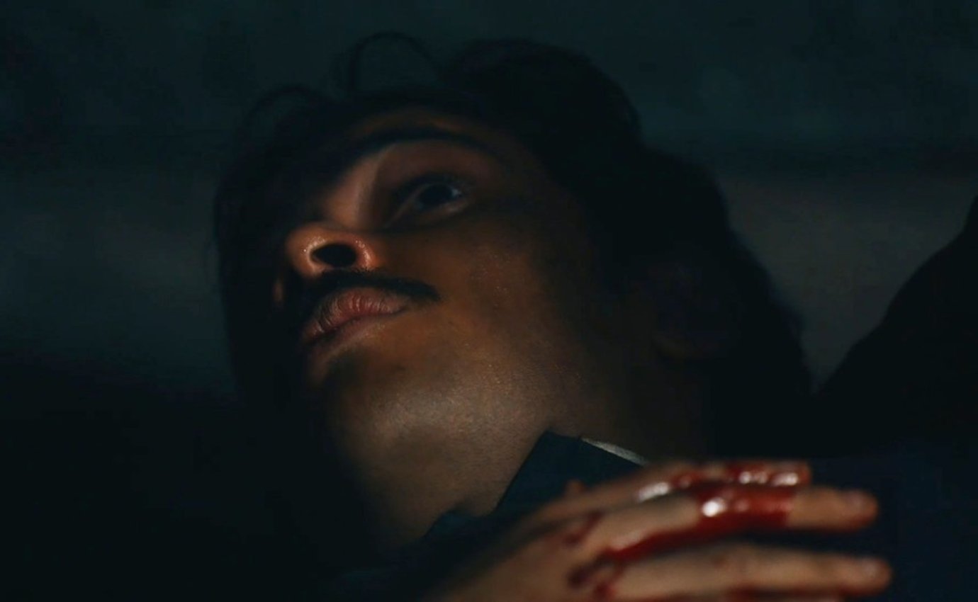 Gabriel Fuentes, caracterizado como Bernardinho, coberto de sangue em cenas de Nos Tempos do Imperador
