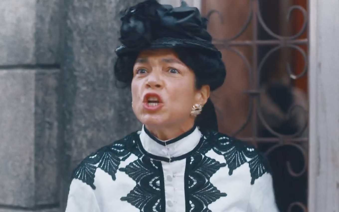 A atriz Lorena da Silva como madame Lambert em Nos Tempos do Imperador