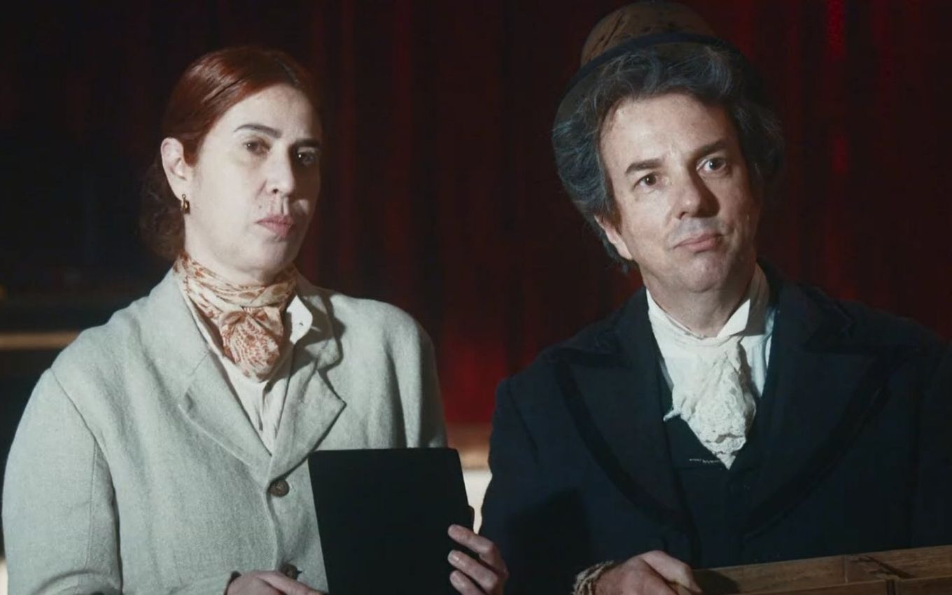 A atriz Maria Clara Gueiros como Vitória à esquerda e o ator Augusto Madeira como Quinzinho à direita em cena de Nos Tempos do Imperador