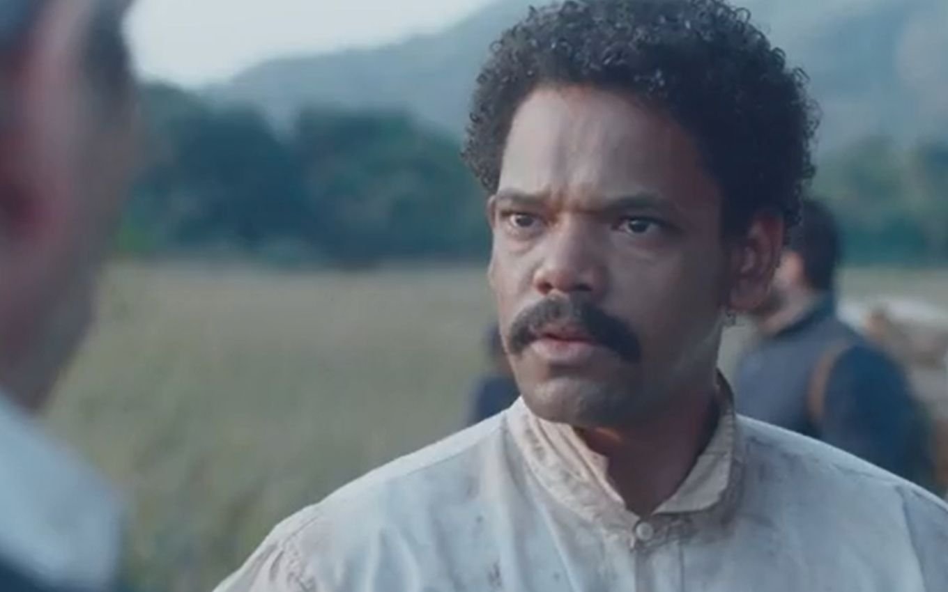O ator Michel Gomes caracterizado como Samuel em cena de Nos Tempos do Imperador