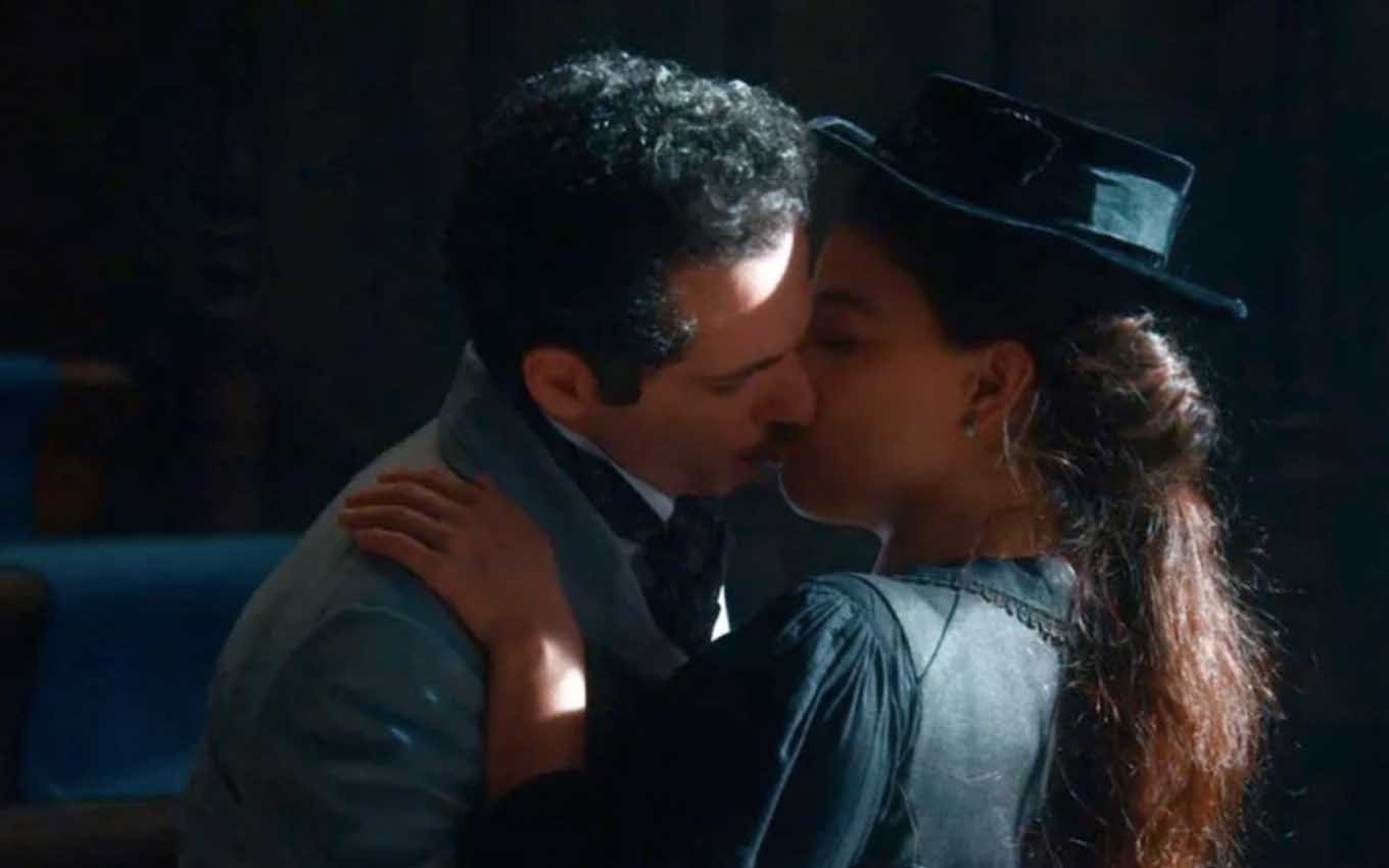 O ator Mouhamed Harfouch caracterizado como Diego beija Gabriela Medvedovski, a Pilar, em cena de Nos Tempos do Imperador