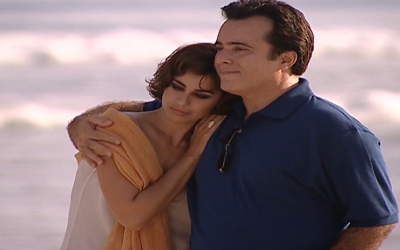 Daniela Escobar e Tony Ramos gravam cena abraçados caminhando pela praia em O Clone