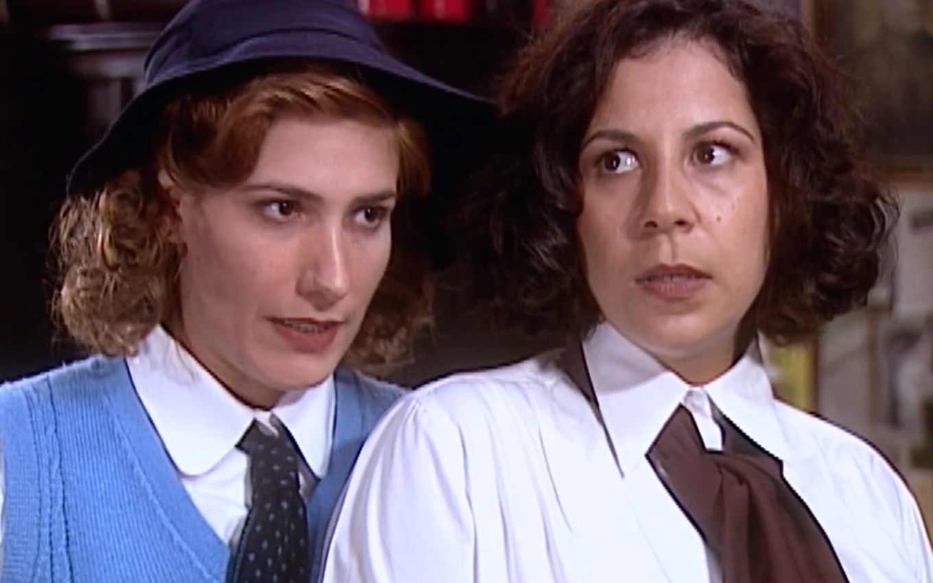 Virginia Cavendish, caracterizada como Bárbara, e Carla Daniel, a Lourdes, em cena de O Cravo e a Rosa