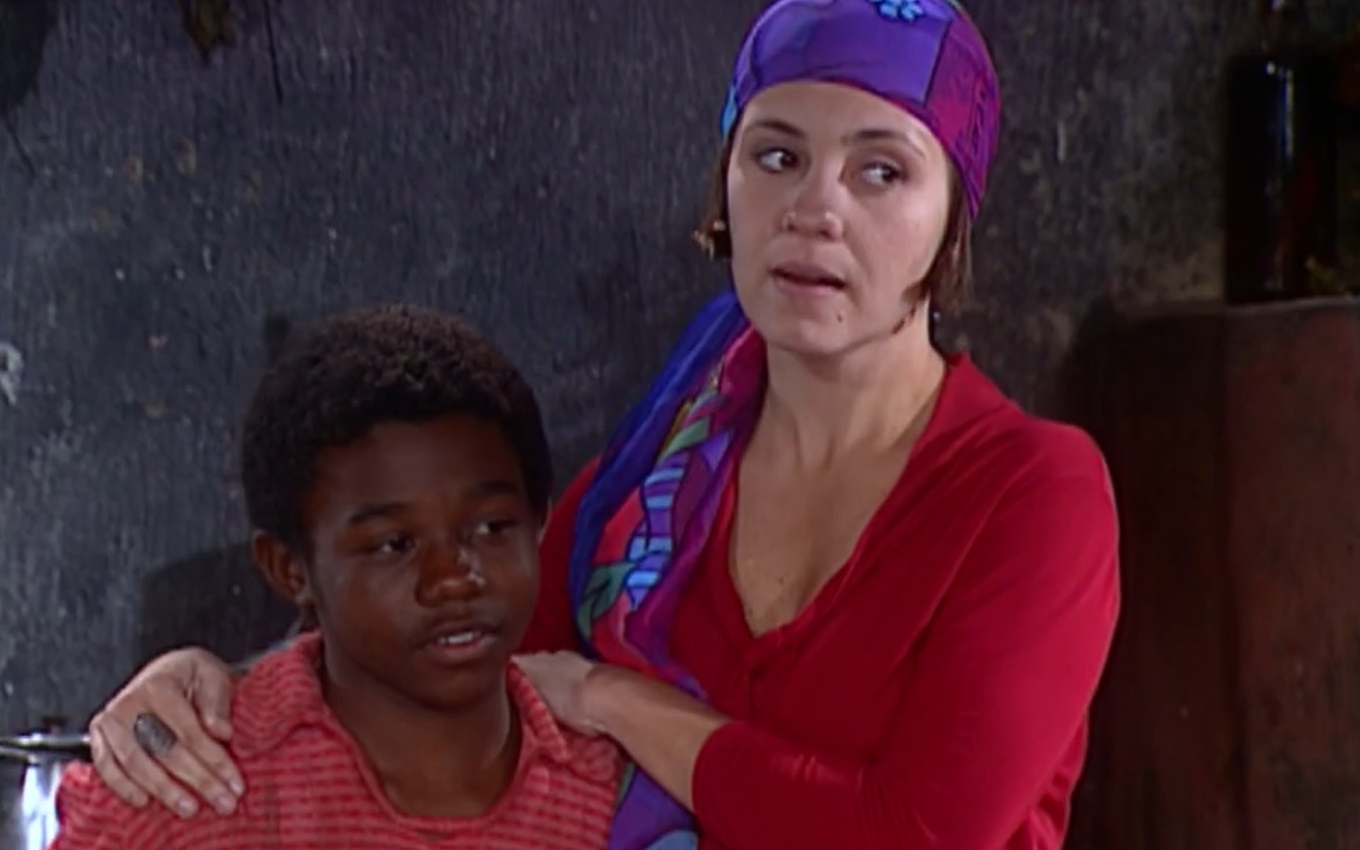 Catarina (Adriana Esteves) ficará toda feliz com visita de Buscapé (Luiz Antônio do Nascimento) em O Cravo e a Rosa