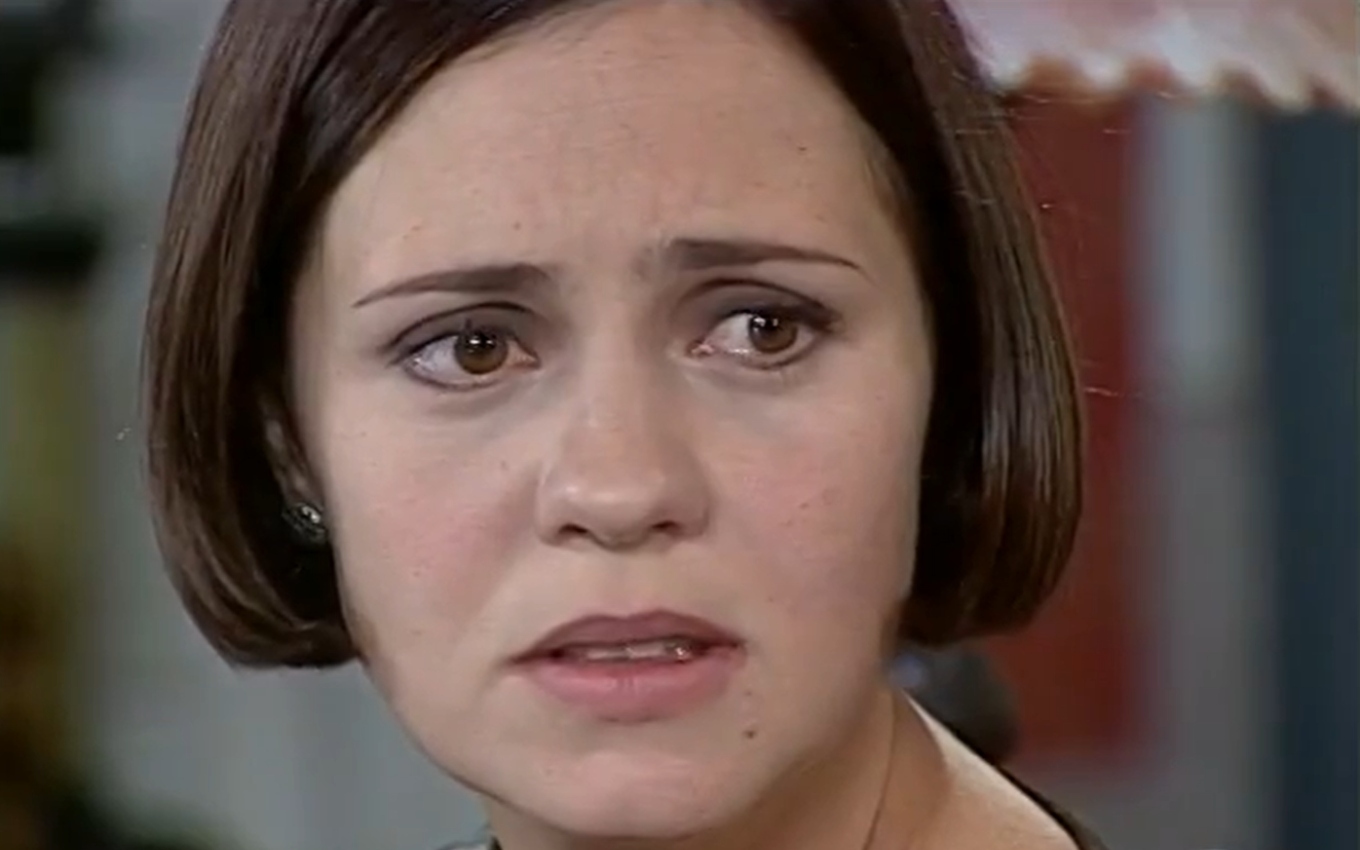 Adriana Esteves, caracterizada como Catarina, com lágrimas nos olhos em cena de O Cravo e a Rosa
