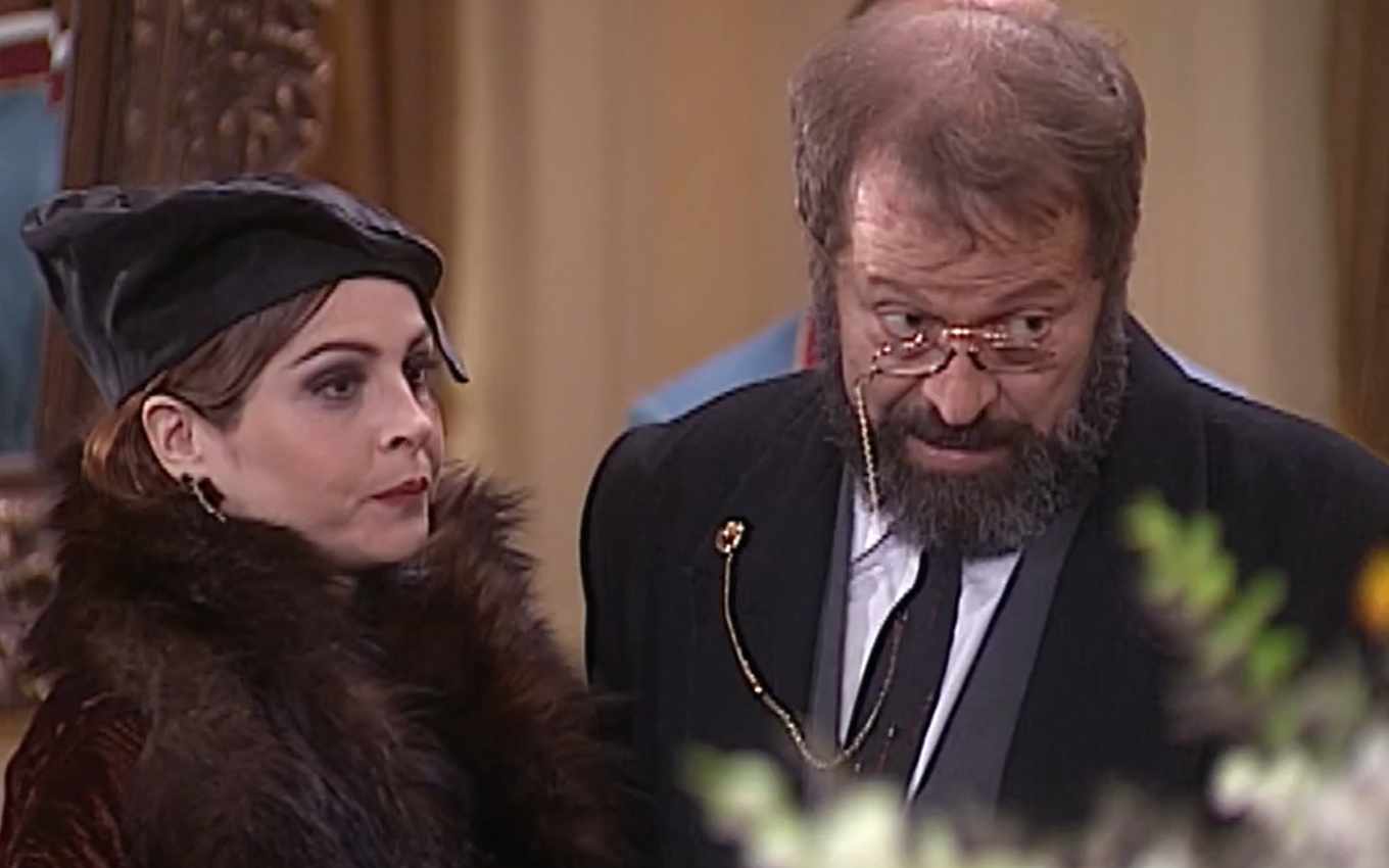 Drica Moraes, caracterizada como Marcela, e Carlos Vereza, o Joaquim, em cena de O Cravo e a Rosa