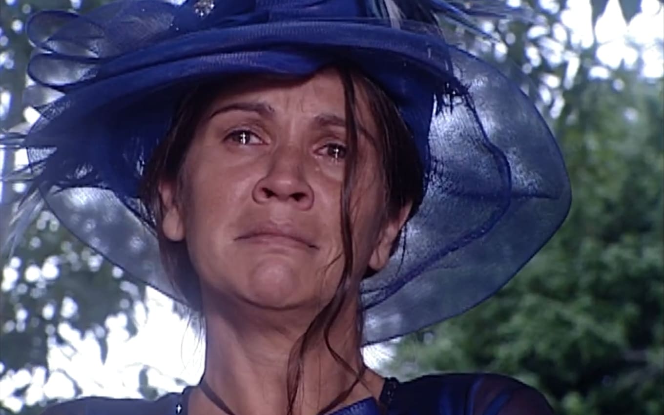 Joana (Tássia Camargo) se debulhará em lágrimas ao assistir o casamento de Batista (Luís Melo) e Marcela (Drica Moraes) em O Cravo e a Rosa