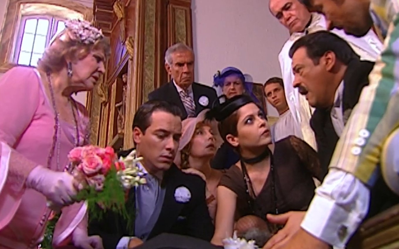 Personagens se reúnem em torno de Joaquim (Carlos Vereza) em O Cravo e a Rosa