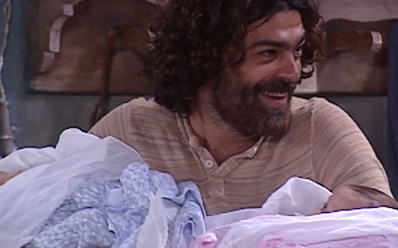 Petruchio (Eduardo Moscovis) com os gêmeos após o parto em O Cravo e a Rosa