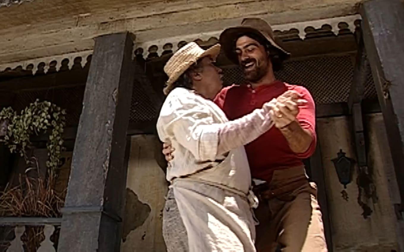 Petruchio (Eduardo Moscovis) dança com Calixto (Pedro Paulo Rangel) em O Cravo e a Rosa