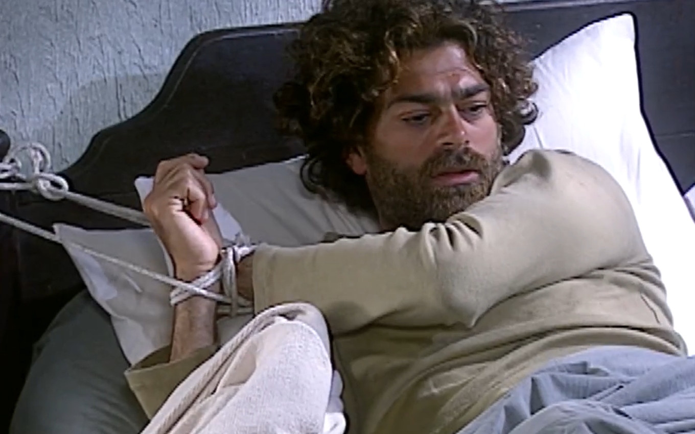 Petruchio (Eduardo Moscovis) se descobrirá amarrado quando acordar em O Cravo e a Rosa
