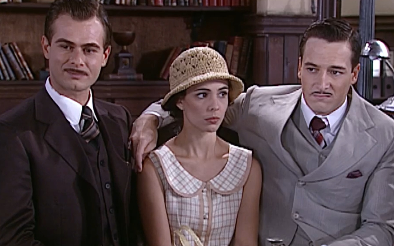 Serafim (João Vitti) e Heitor (Rodrigo Faro) prensam Candoca (Miriam Freeland) em sofá