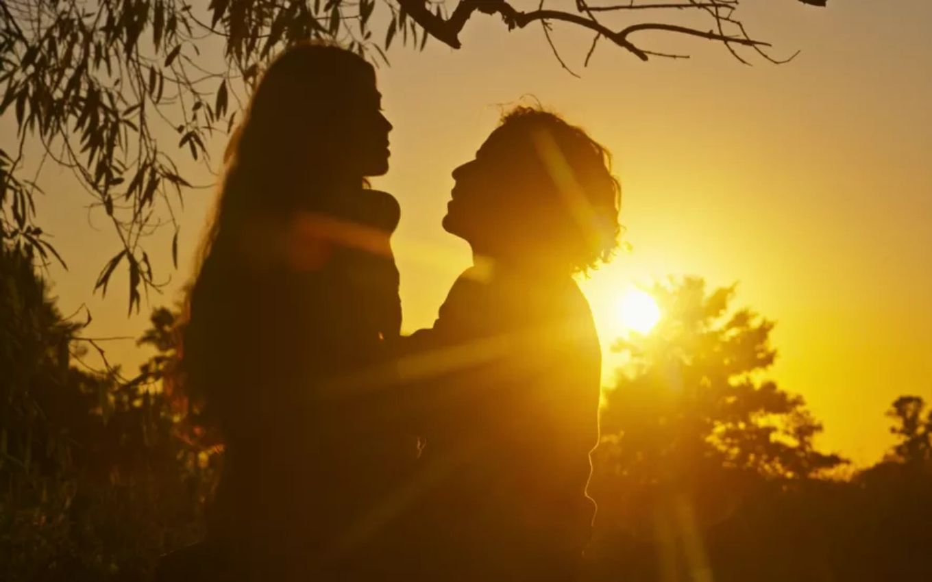 Alanis Guillen e Jesuita Barbosa gravam cena em pôr do sol, como Juma e Jove