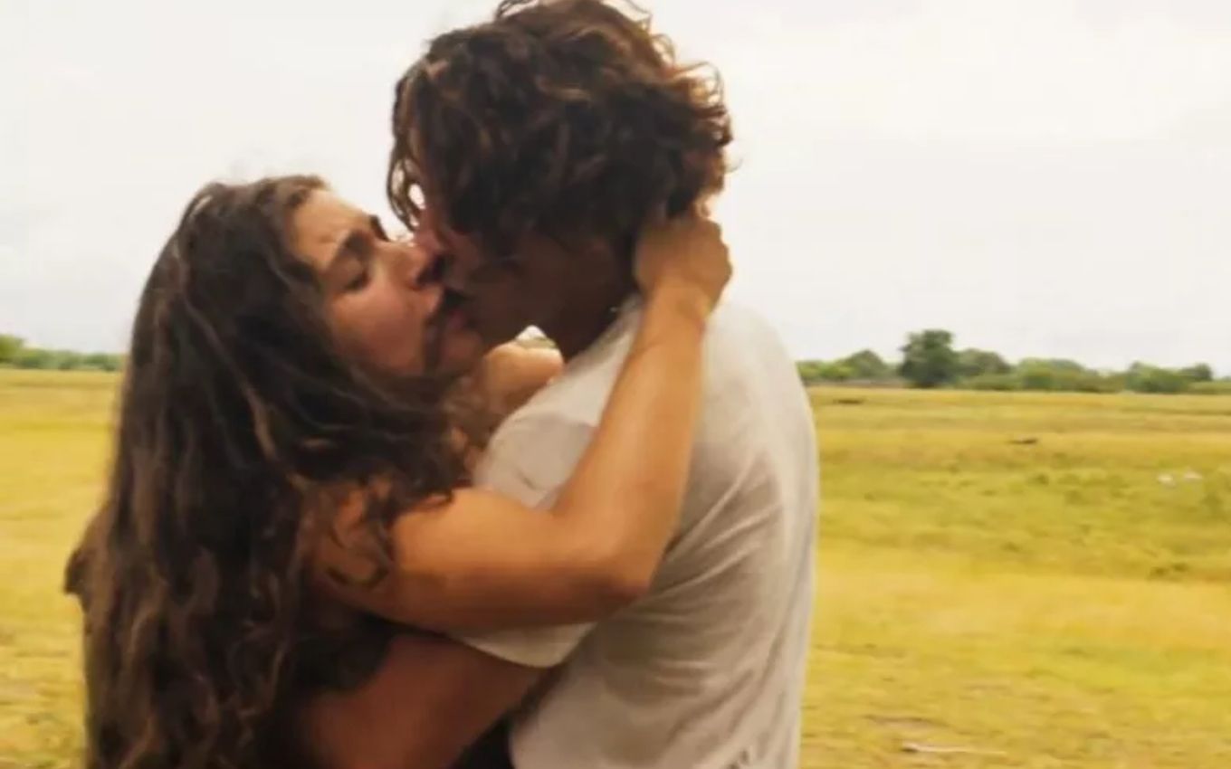 Alanis Guillen e Jesuita Barbosa gravam cena de beijo, como Juma e Jove em Pantanal