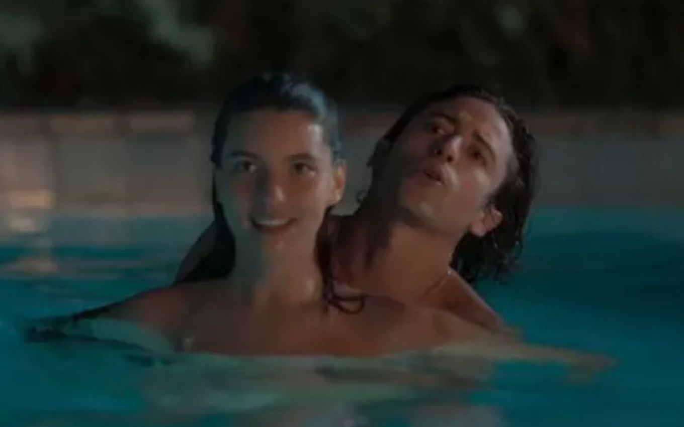 Alanis Guillen e Jesuita Barbosa em cena nus na piscina, como Juma e Jove