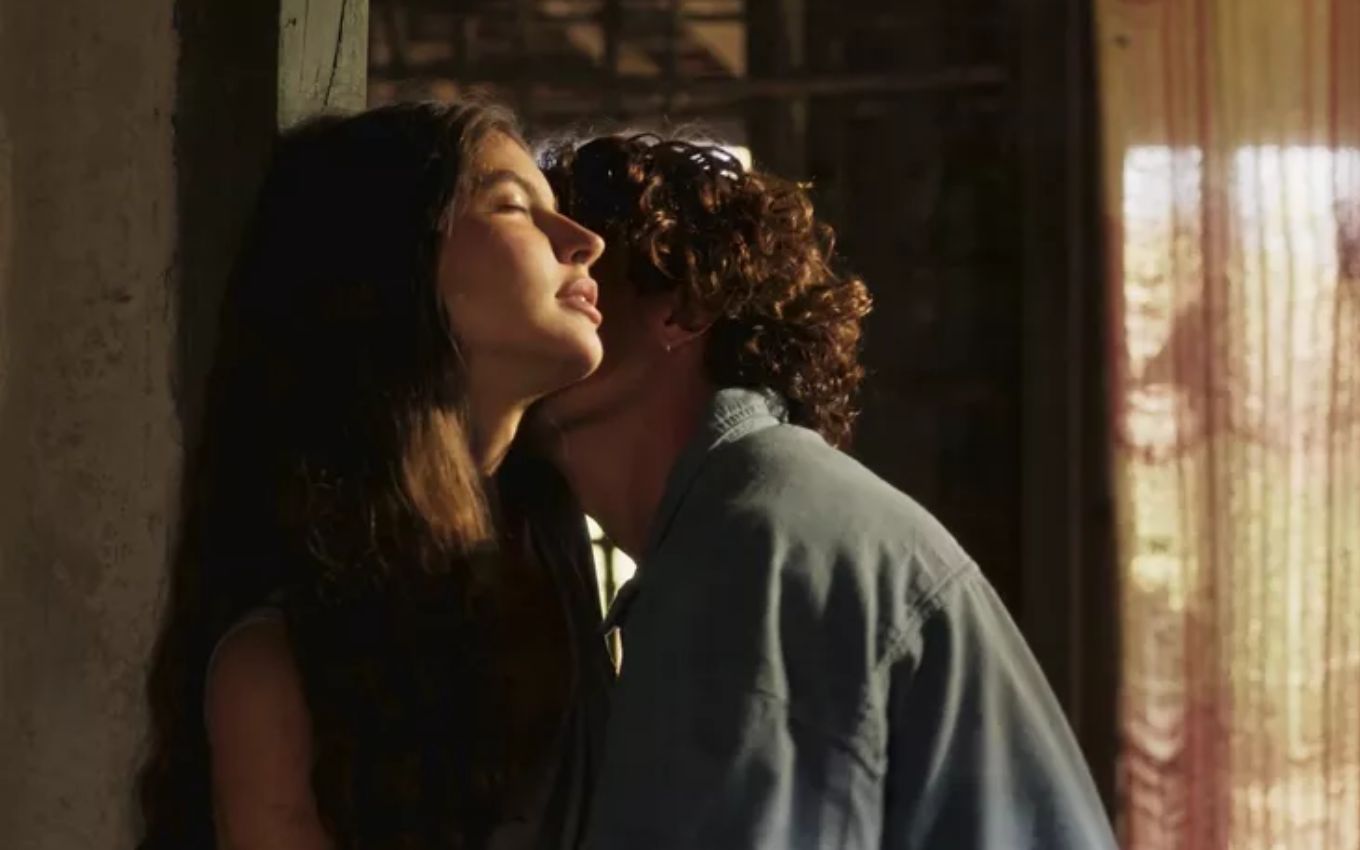 Jesuita Barbosa grava cena beijando pescoço de Alanis Guillen, como Jove e Juma em Pantanal