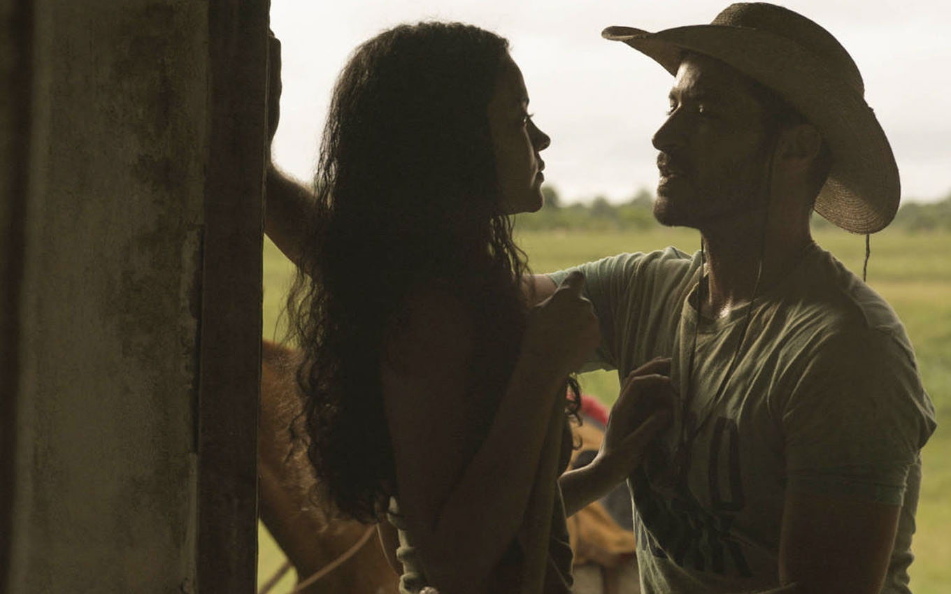 A atriz Bella Campos, a Muda, é colocada contra uma parede por Leandro Lima, o Levi, em cena de Pantanal
