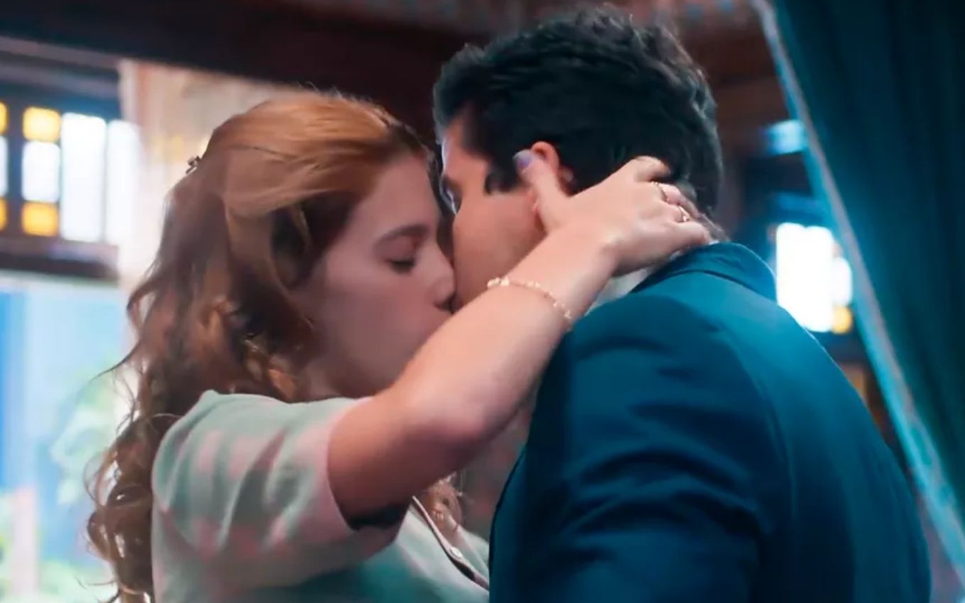 Caroline Dallarosa e Ricky Tavares gravam cena de beijo, como Arminda e Inácio