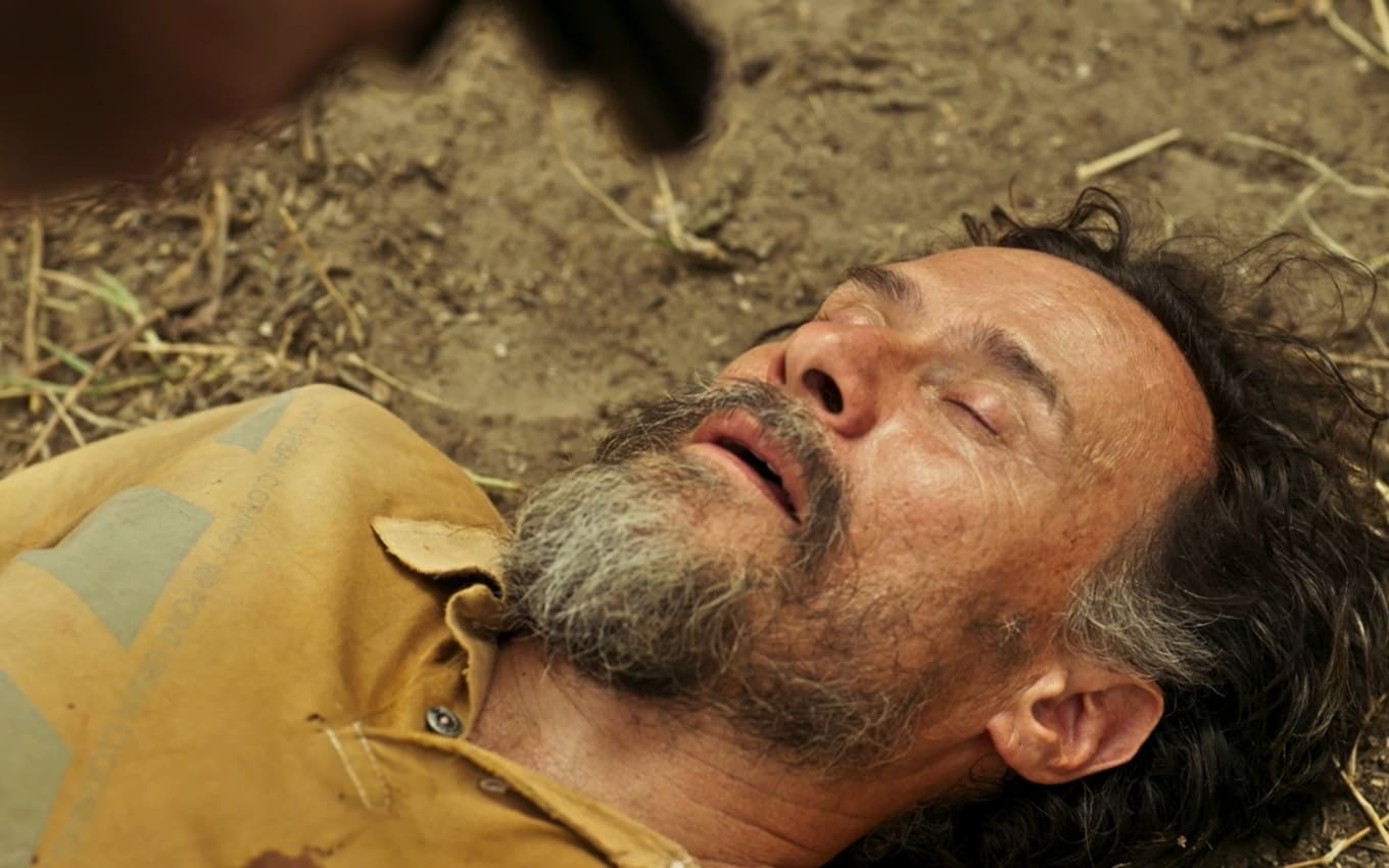 Gil (Enrique Diaz) foi assassinado por vingança em Pantanal