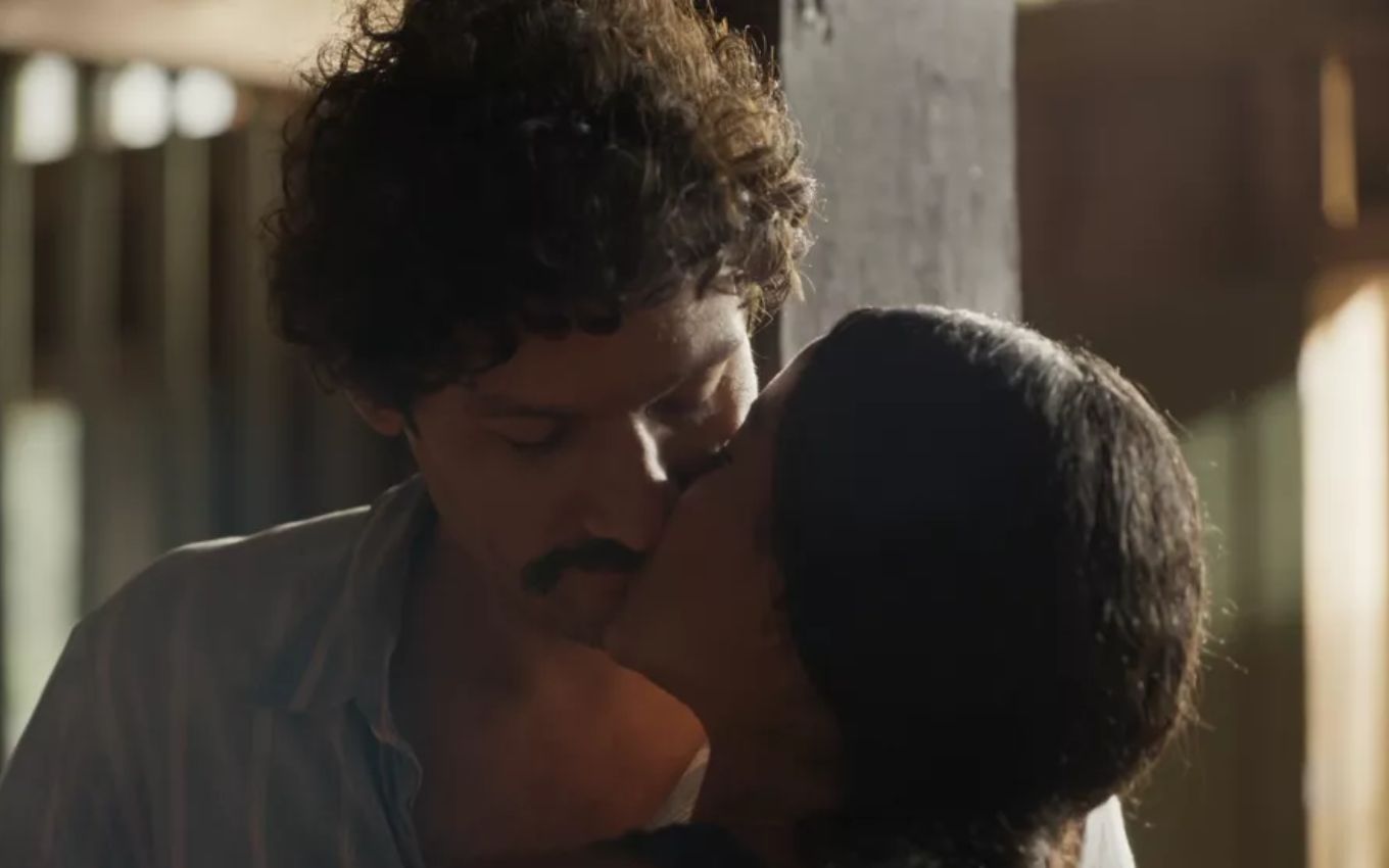 Guito e Bella Campos gravam cena de beijo, como Tibério e Muda