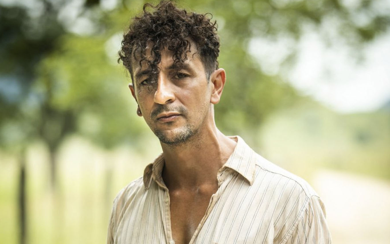 O ator Irandhir Santos caracterizado como o José Lucas de Nada em cena de Pantanal