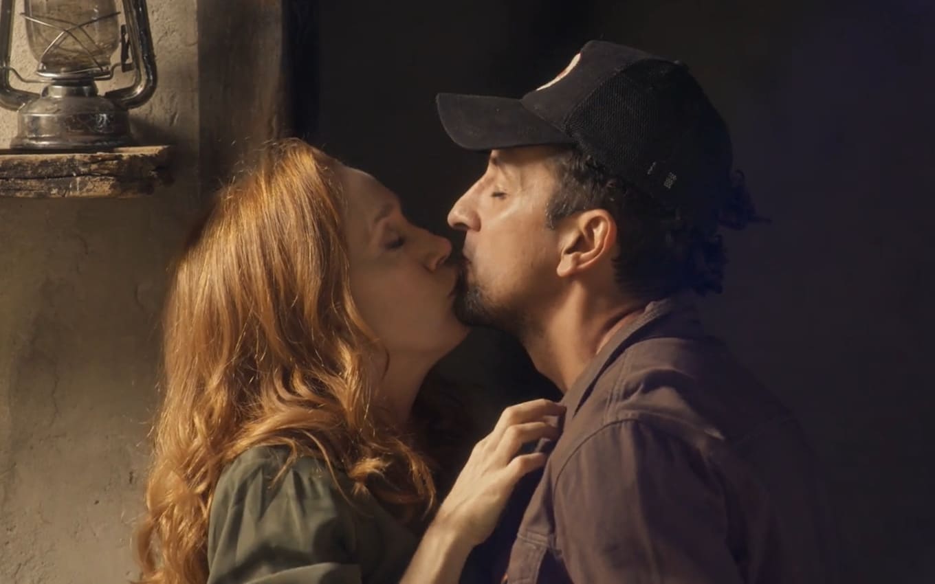 Irma (Camila Morgado) e José Lucas (Irandhir Santos) se beijam em Pantanal