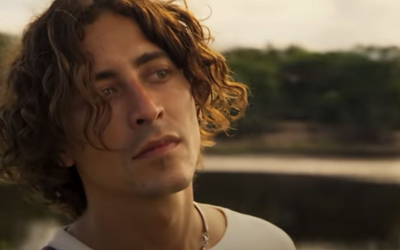 O ator Jesuíta Barbosa como Jove em cena de Pantanal