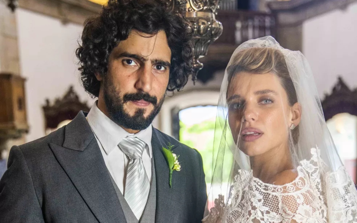 José Leôncio (Renato Góes) e Madeleine (Bruna Linzmeyer) se casam na novela Pantanal
