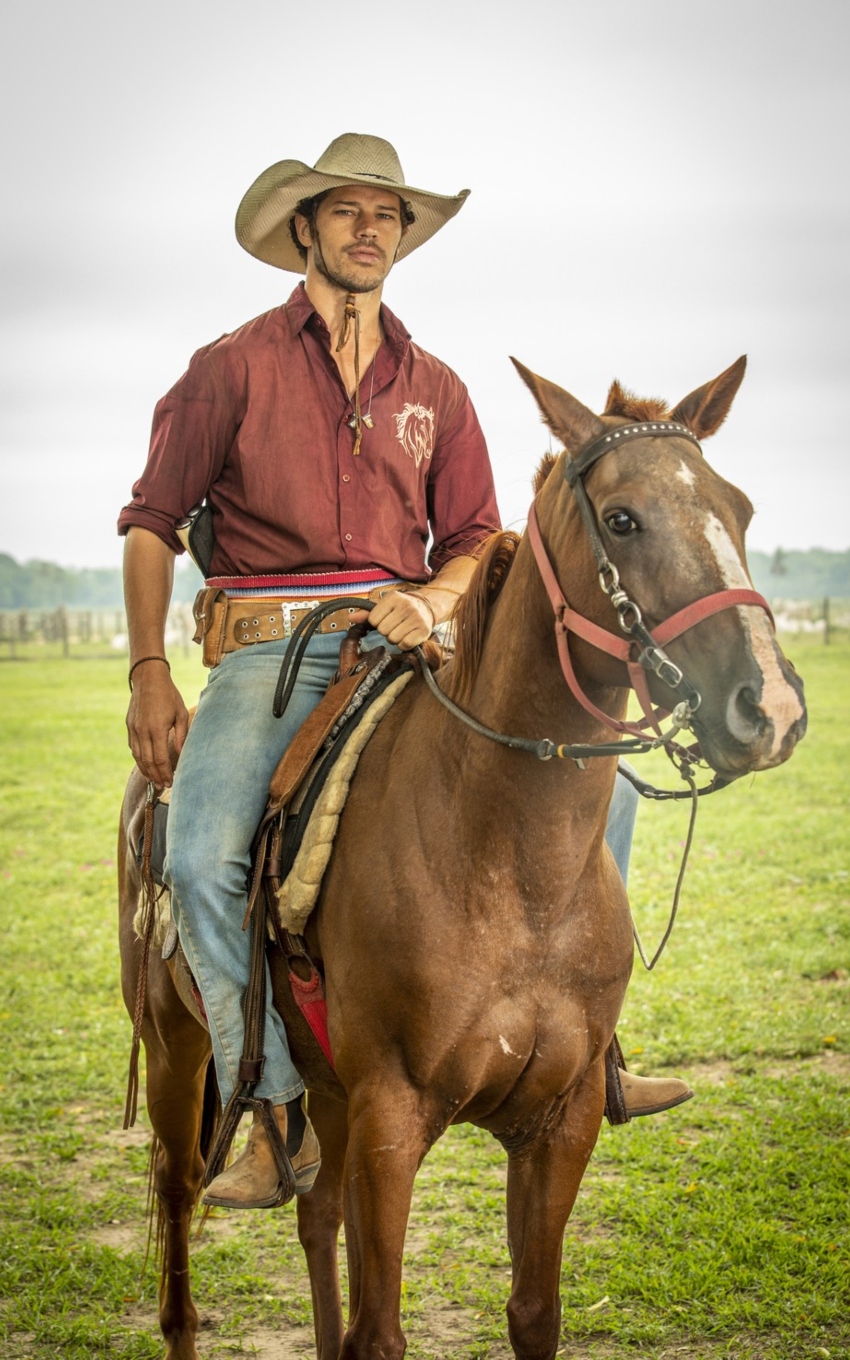 José Loreto, caracterizado como Tadeu, monta cavalo em ensaio fotográfico de Pantanal