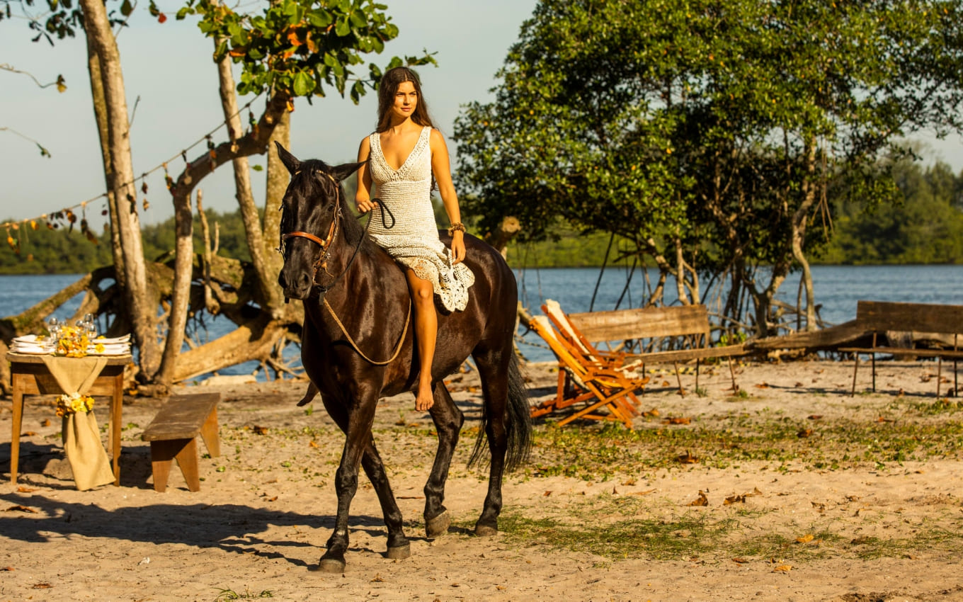 Juma (Alanis Guillen) se atrasa para o próprio casamento em Pantanal
