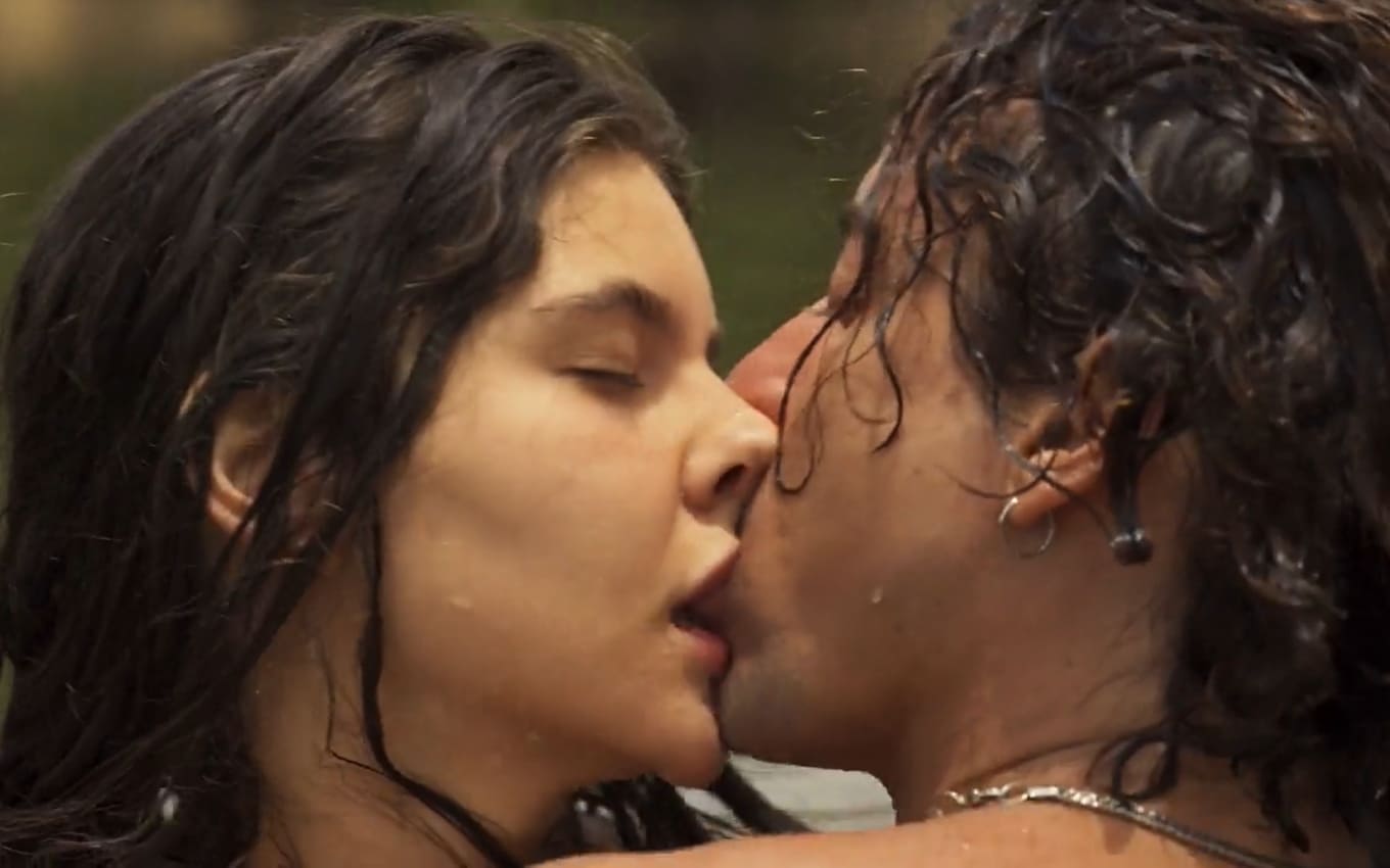 Jove (Jesuita Barbosa) dá aula de beijo a Juma (Alanis Guillen) em Pantanal