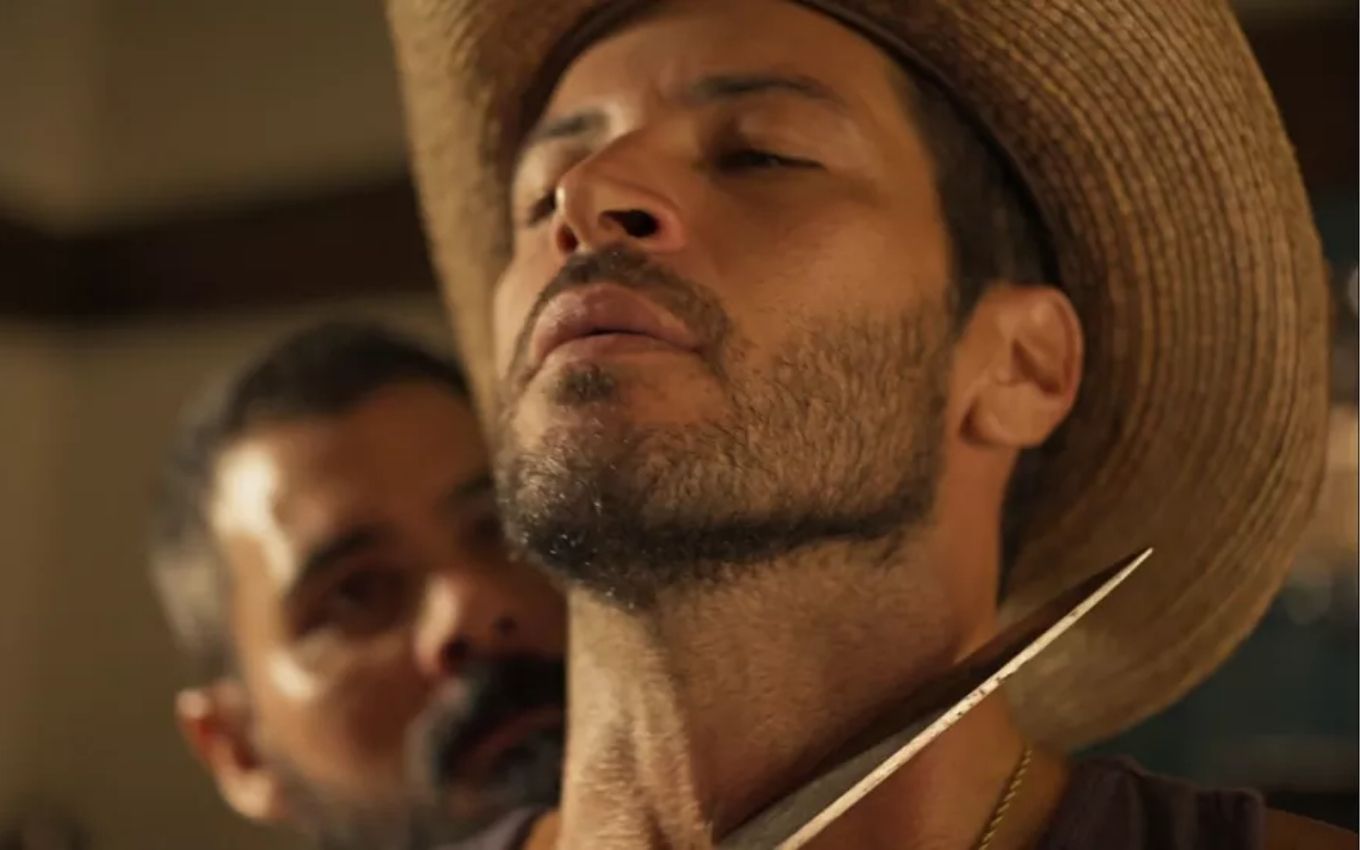 Leandro Lima grava cena com faca no pescoço, por Juliano Cazarré, como Levi e Alcides