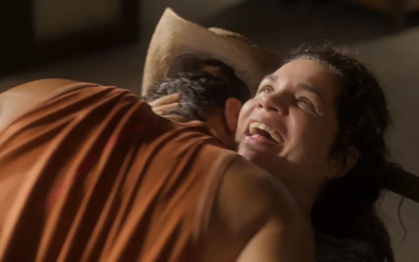 Levi (Leandro Lima) agarra Maria Bruaca (Isabel Teixeira) em visita ao galpão dos peões