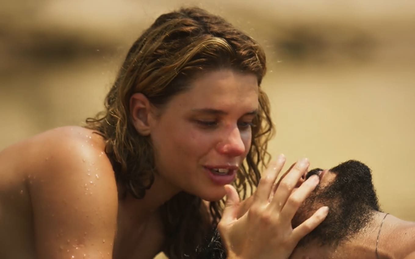 Madeleine (Bruna Linzmeyer) se declara a José Leôncio (Renato Góes) após sexo no rio em Pantanal