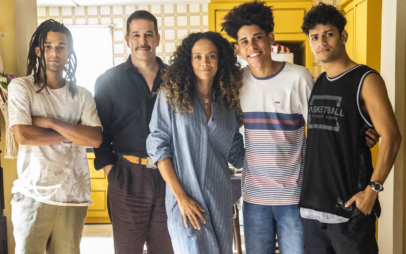 Marcelo ( Lucas Leto ), Tenório ( Murilo Benício ), Zuleica ( Aline Borges ), Roberto ( Caue Campos ) e Renato ( Gabriel Santana )