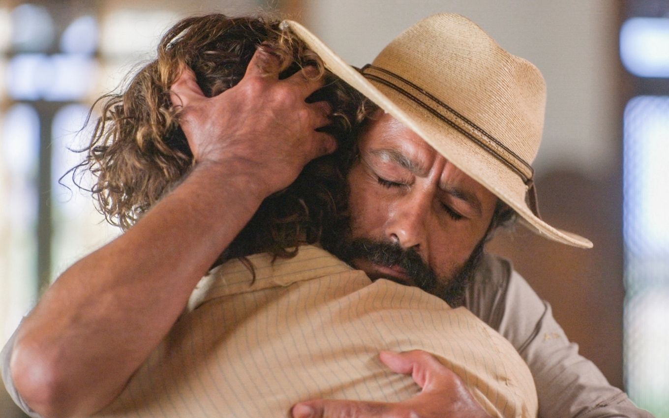 Marcos Palmeira e Jesuíta Barbosa em cena abraçados como José Leôncio e Jove