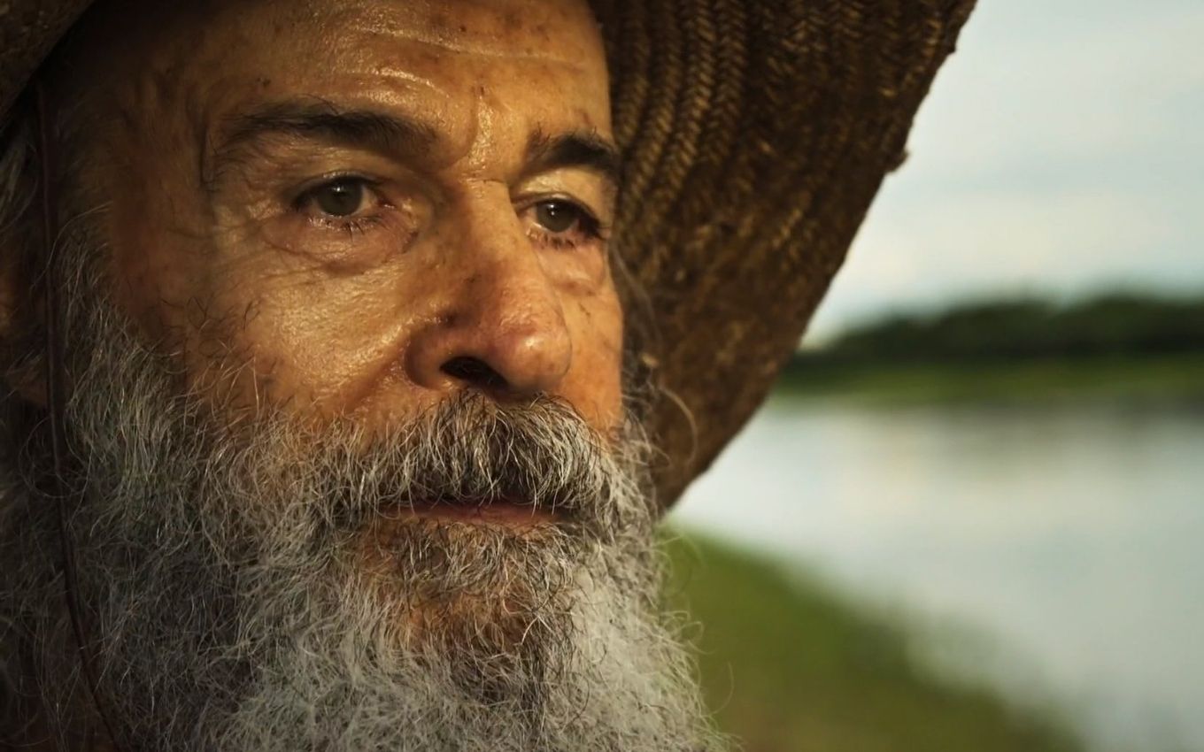 O ator Osmar Prado caracterizado como Velho do Rio em cena de Pantanal