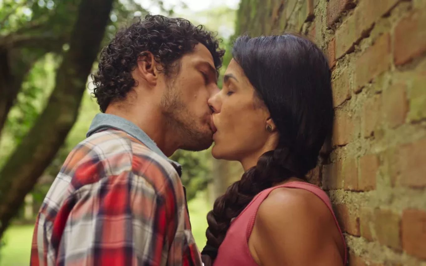 José Loreto e Paula Barbosa gravam cena de beijo, como Tadeu e Zefa