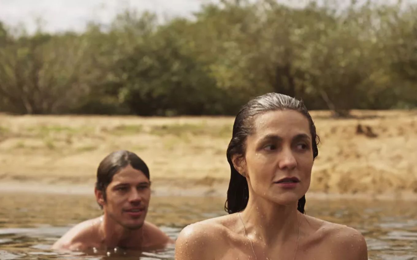 José Loreto e Paula Barbosa gravam cena nus em rio, como Tadeu e Zefa