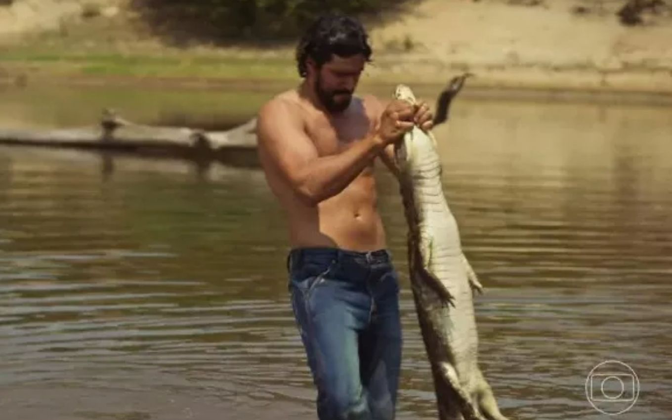 José Leôncio segura jacaré pela boca em Pantanal