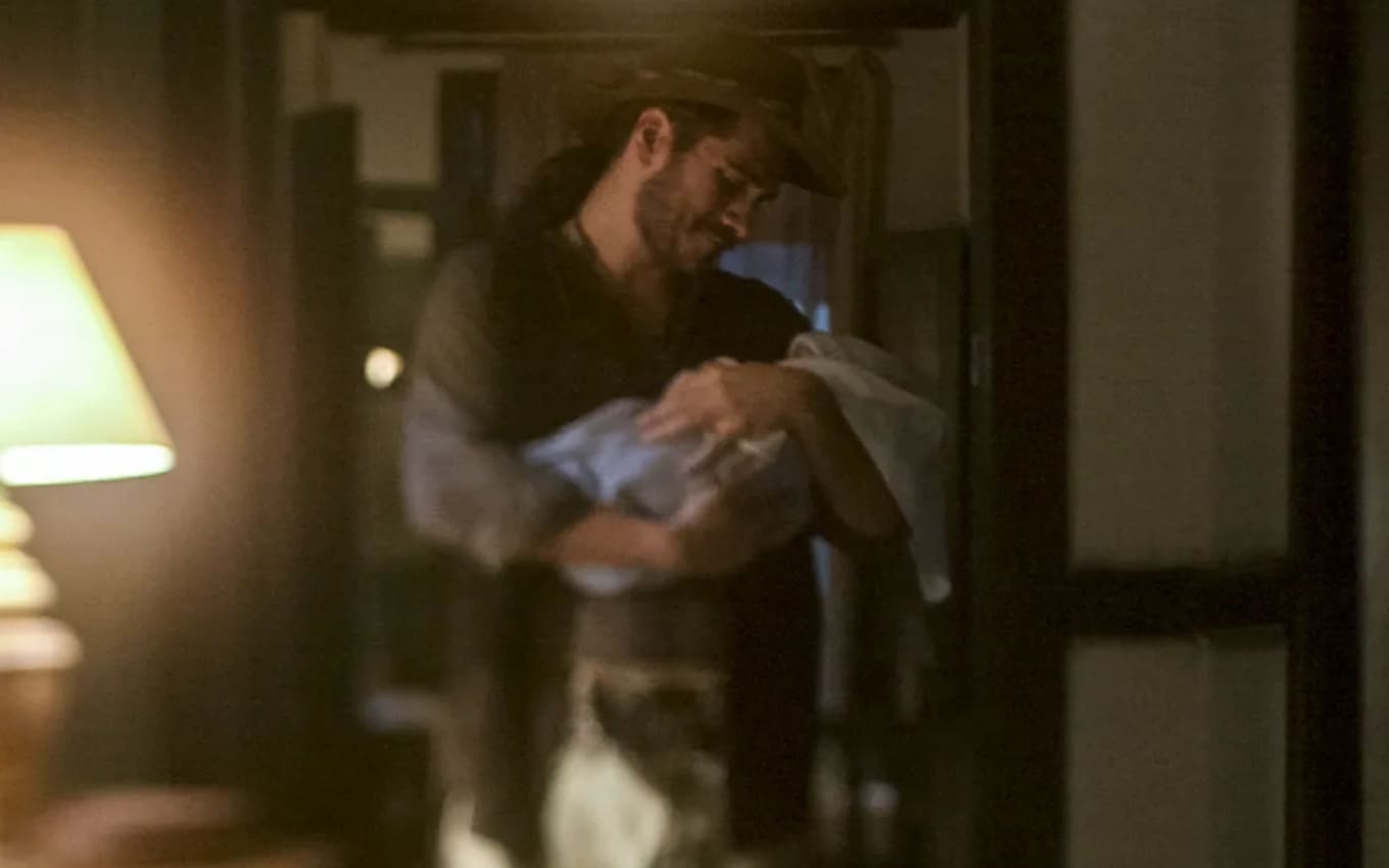 Trindade (Gabriel Sater) ajuda Irma (Camila Morgado) a dar à luz em Pantanal