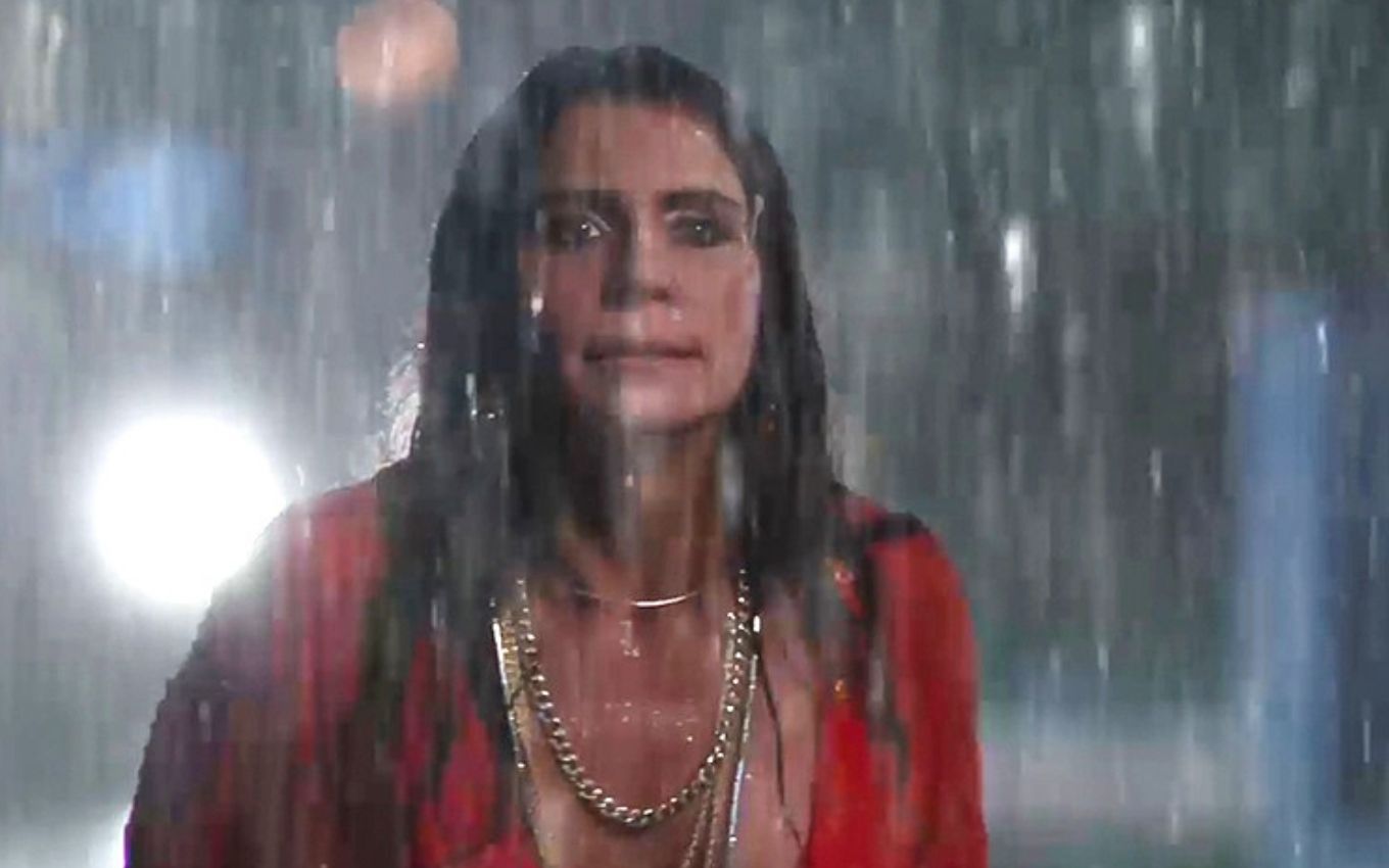 Paula está na chuva
