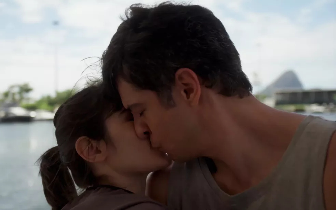 Guilherme (Mateus Solano) e Flávia (Valentina Herszage) se beijam em Quanto Mais Vida, Melhor!