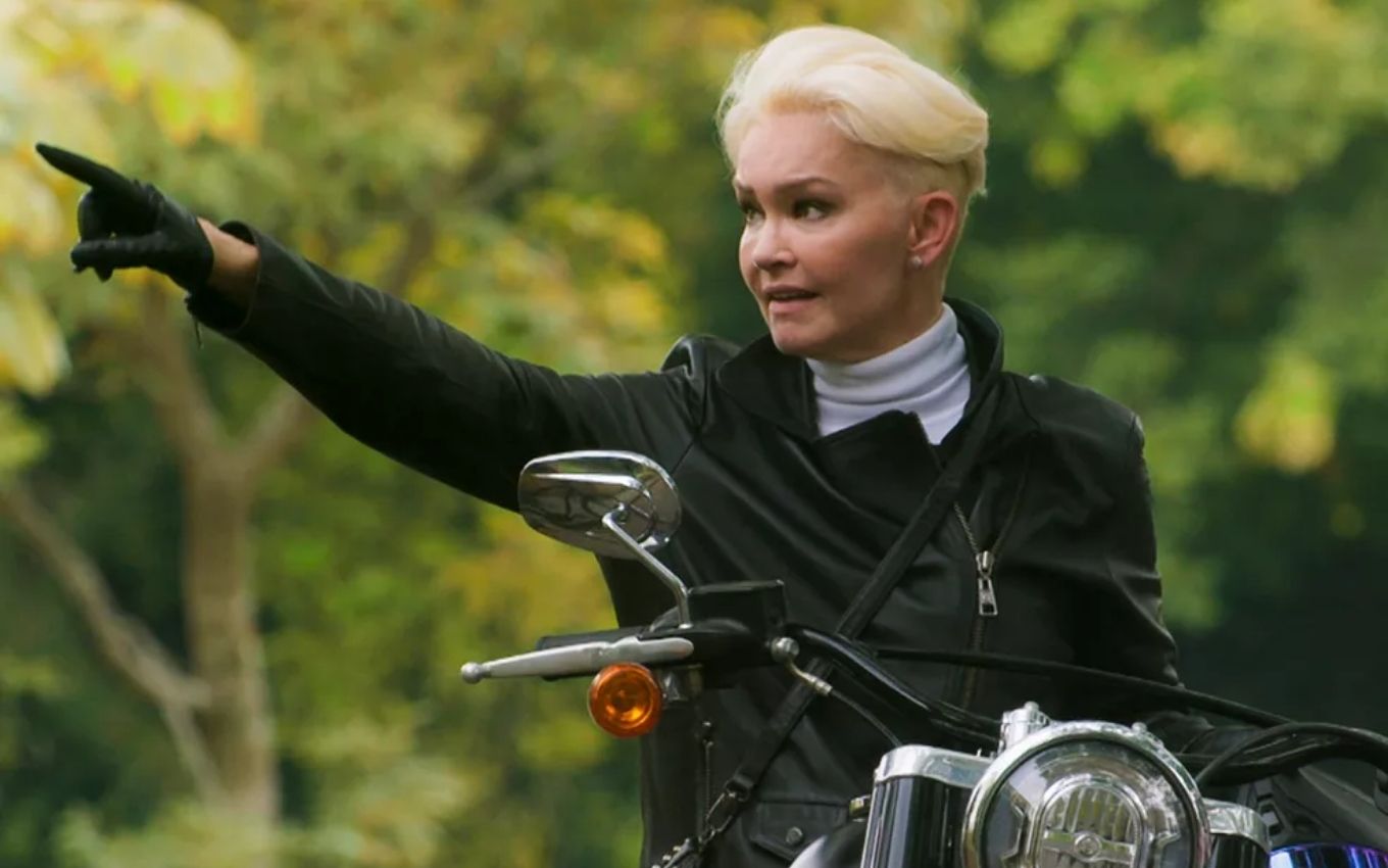 Julia Lemmertz grava cena em cima de moto, como Carmem em Quanto Mais Vida, Melhor!