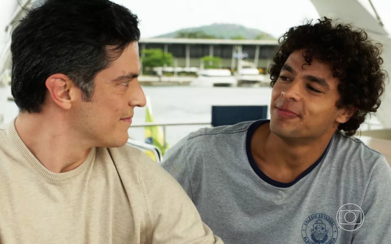 Guilherme (Mateus Solano) leva Tigrão (Matheus Abreu) para um passeio de barco em Quanto Mais Vida, Melhor!
